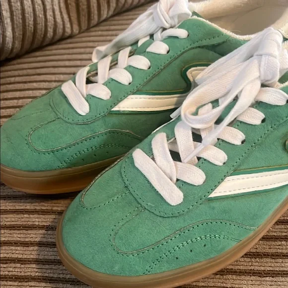 Green Women's Sneakers Madden Girl Brand 7.5 - gently worn in excellent shape - Picture 2 of 4
